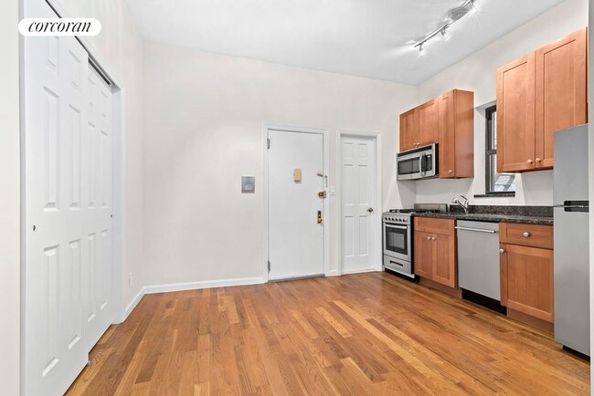 361 W 51st St in New York, NY - Building Photo - Building Photo