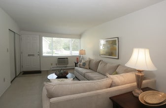 Villas at Pine Hills in Manorville, NY - Foto de edificio - Building Photo