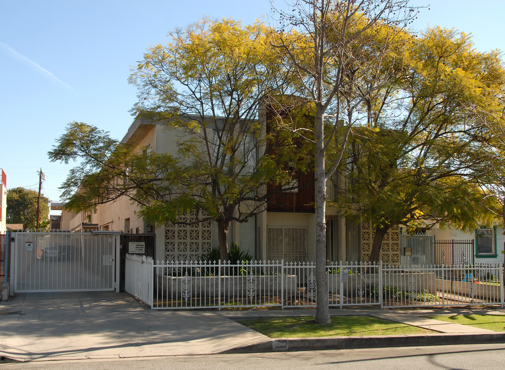 824 S. Myrtle Ave. in Inglewood, CA - Foto de edificio