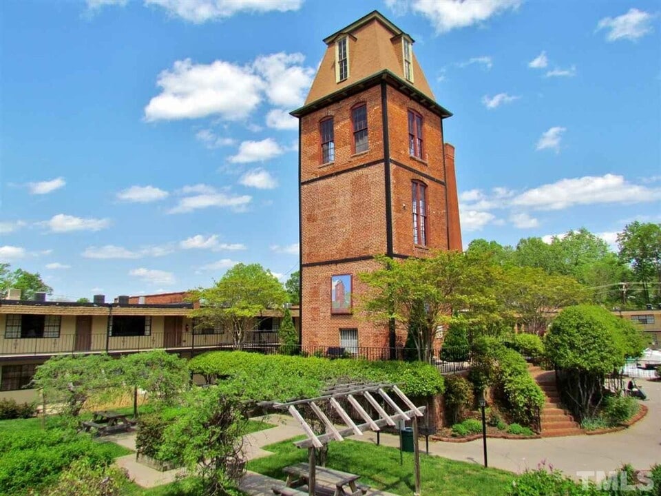 807 W Trinity Ave in Durham, NC - Building Photo
