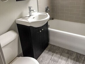 435 W Surf St, Unit 432-310 in Chicago, IL - Building Photo - Building Photo