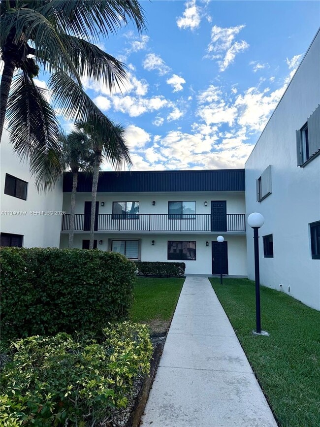 9920 NW 68th Pl in Tamarac, FL - Building Photo - Building Photo