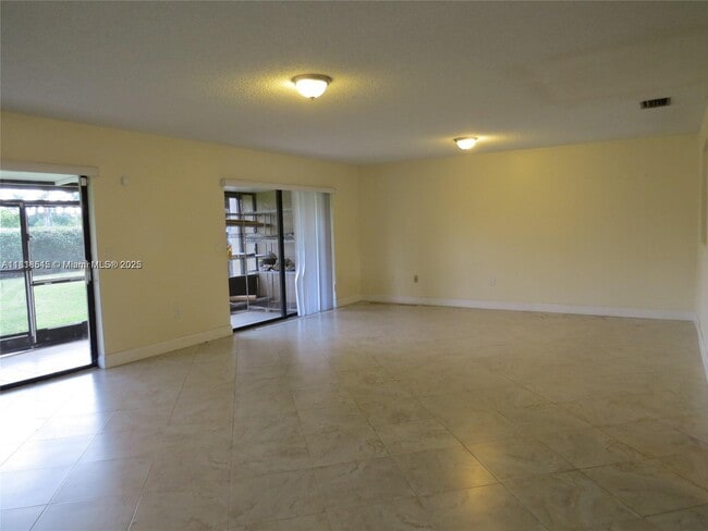 216 Lakeside Cir in Sunrise, FL - Building Photo - Building Photo