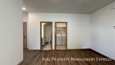 Modern 3-Bed, 2.5-Bath Home in West Sioux in Sioux Falls, SD - Building Photo - Building Photo