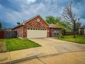 300 Village Pkwy in Crowley, TX - Foto de edificio - Building Photo