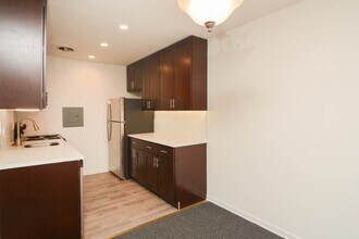 520 W Aldine Ave, Unit 703 in Chicago, IL - Foto de edificio - Building Photo