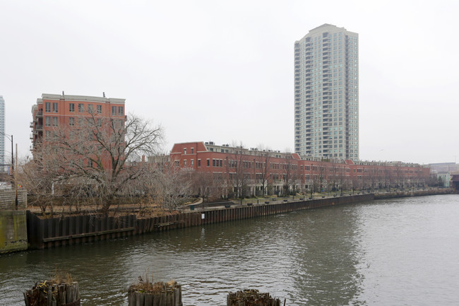 Kinzie Park in Chicago, IL - Building Photo - Building Photo