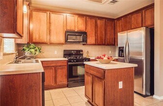 11012 Los Comancheros Rd in Austin, TX - Building Photo - Building Photo