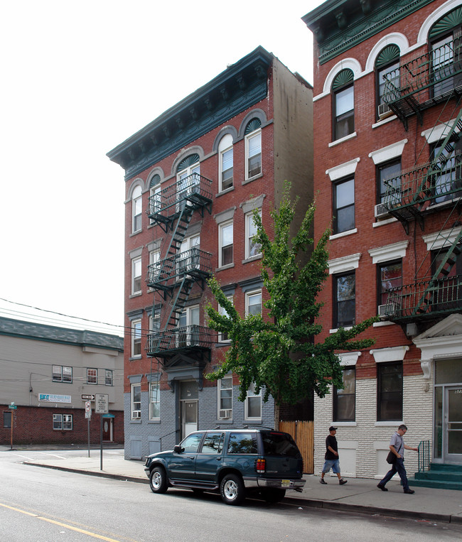 573 Central Ave in Jersey City, NJ - Building Photo - Building Photo