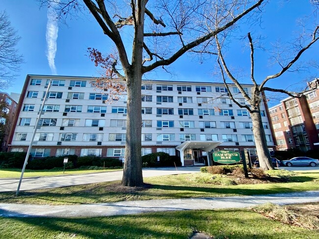 10 Hammond Pond Pky, Unit 304 in Chestnut Hill, MA - Building Photo - Building Photo