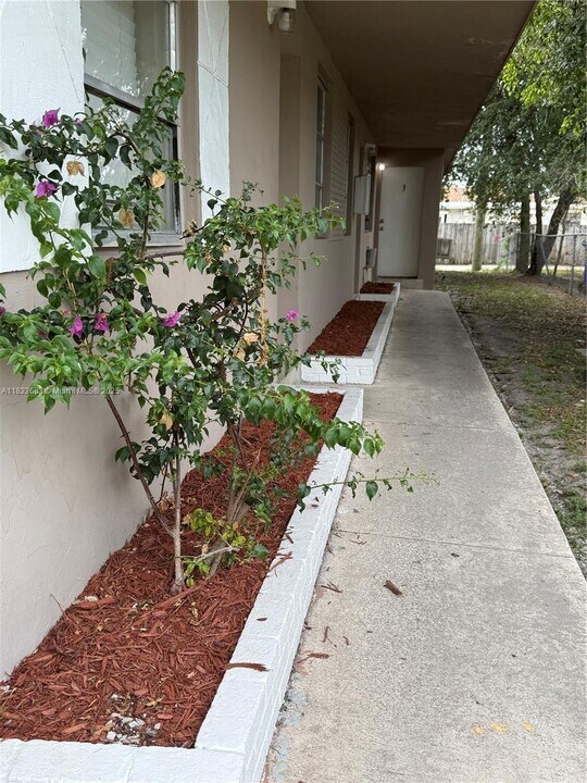 2215 NE 172nd St in North Miami Beach, FL - Building Photo