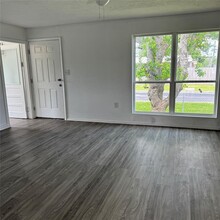 901 6th St in San Leon, TX - Foto de edificio - Building Photo
