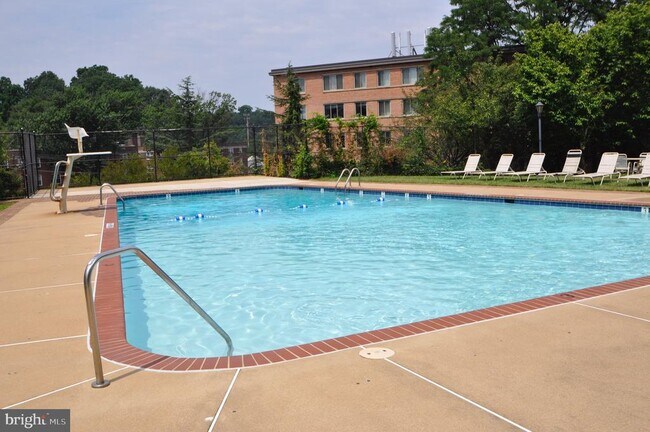 3000 Spout Run Pkwy in Arlington, VA - Building Photo - Building Photo