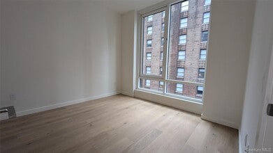 135 E 47th St in New York, NY - Building Photo - Building Photo