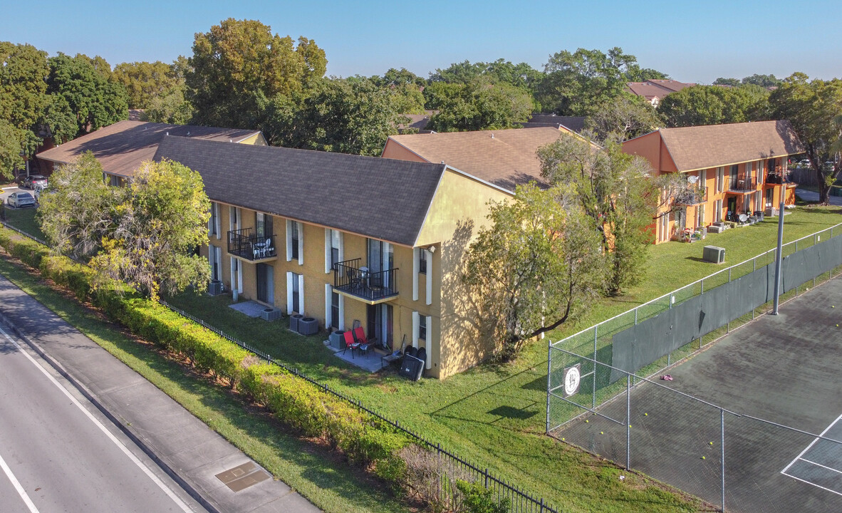 Tennis Villas Apartments in Miami, FL - Building Photo