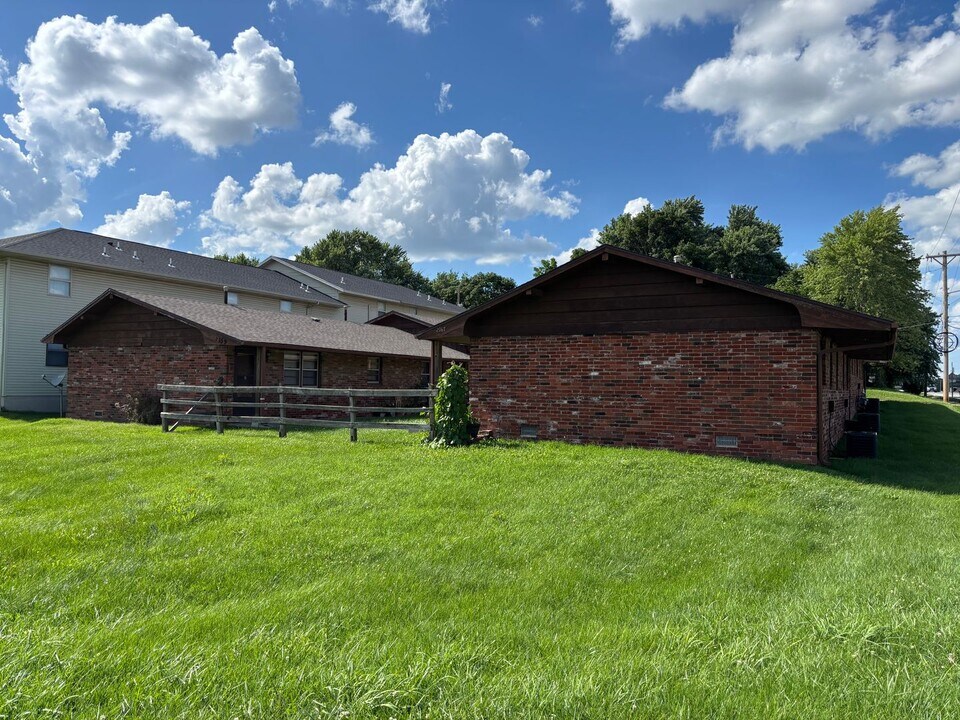 2159 E Cherry St in Springfield, MO - Building Photo