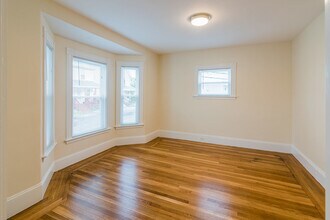 58 Saunders St in Boston, MA - Foto de edificio - Building Photo