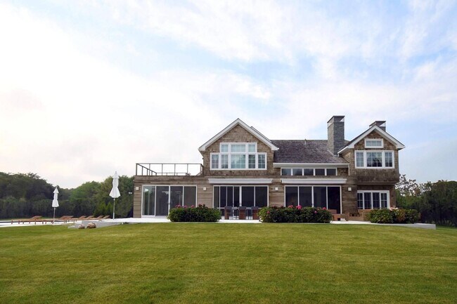 108 Mill Creek Close in Water Mill, NY - Building Photo - Building Photo