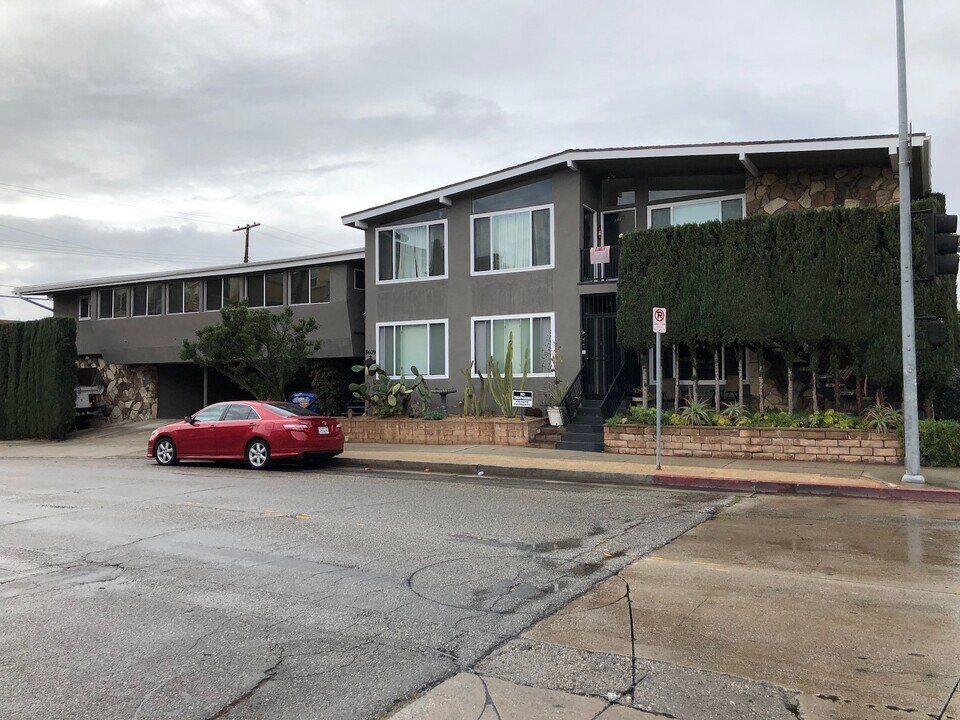 8601 Saran Dr in Playa Del Rey, CA - Building Photo