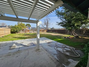 1716 Chastain Way in Bakersfield, CA - Building Photo - Building Photo