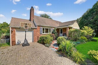 70 Atherstone Rd in Scarsdale, NY - Building Photo - Building Photo