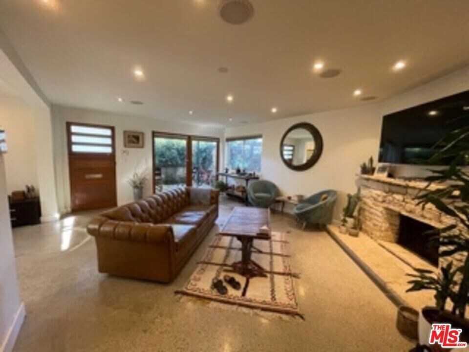 310 S Venice Blvd in Los Angeles, CA - Building Photo