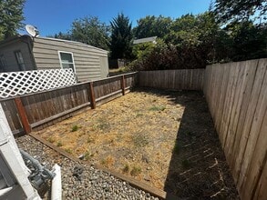 347 SE Pitzer St in Roseburg, OR - Building Photo - Building Photo