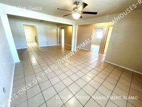 7602 Oak Chase in San Antonio, TX - Building Photo - Building Photo