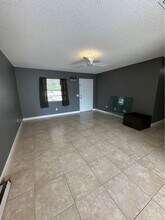 1102 SW Arc Ct in Port St. Lucie, FL - Foto de edificio - Building Photo