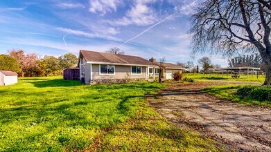 528 Irwin Ln in Santa Rosa, CA - Building Photo - Building Photo