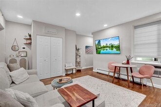 25 W Broadway, Unit 110 in Long Beach, NY - Building Photo - Building Photo