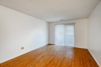 Chartwell Apartments in Topeka, KS - Building Photo - Interior Photo