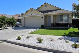 1113 Greenbrier Dr in Hanford, CA - Building Photo