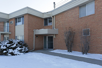 Willow Court Apartments in Bloomington, MN - Foto de edificio - Building Photo