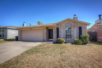8108 Spruce Valley Dr in Fort Worth, TX - Foto de edificio - Building Photo