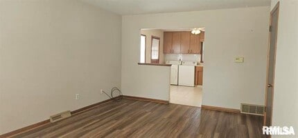 3343 5th St in East Moline, IL - Building Photo - Building Photo