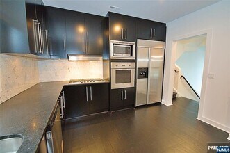 11 Vela Way in Edgewater, NJ - Building Photo - Building Photo