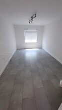 725 Westward Dr in Miami Springs, FL - Building Photo - Building Photo