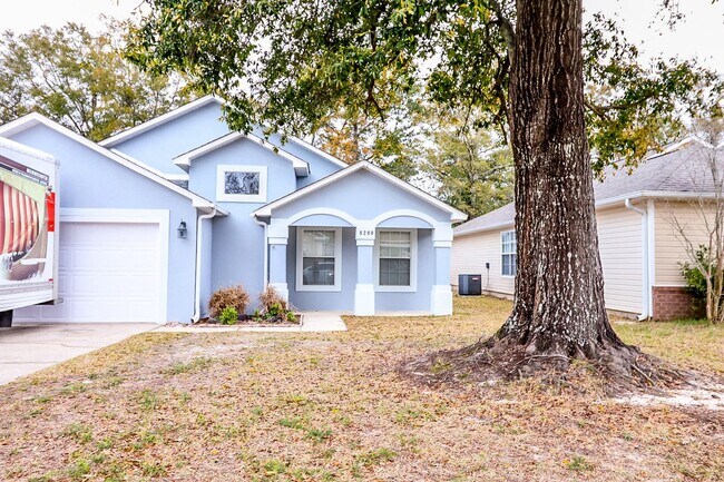 8200 Lode Star Ave in Pensacola, FL - Foto de edificio - Building Photo