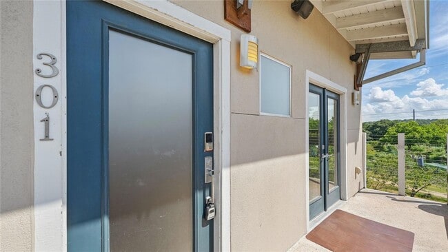 41 Waller St, Unit 301 in Austin, TX - Building Photo - Building Photo