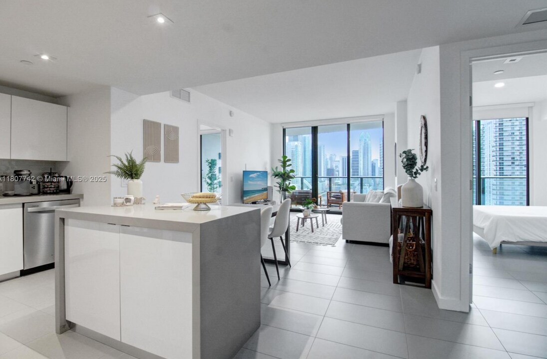 1600 NE 1st Ave, Unit 2207 in Miami, FL - Foto de edificio