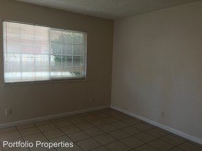 126 Woodrow Ave-Unit -# A in Bakersfield, CA - Foto de edificio - Building Photo