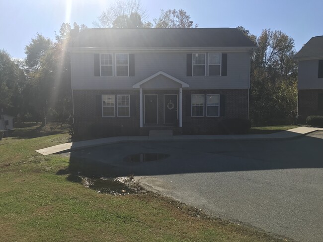 108 Cloverdale Ct in Archdale, NC - Building Photo - Building Photo