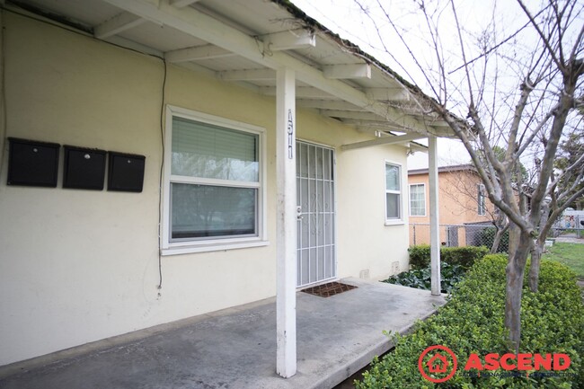 1509 Terrace Wy in Bakersfield, CA - Foto de edificio - Building Photo