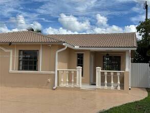 10075 NW 129th Terrace in Hialeah Gardens, FL - Building Photo - Building Photo