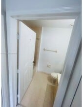 8802 NW 109th Ct in Doral, FL - Foto de edificio - Building Photo