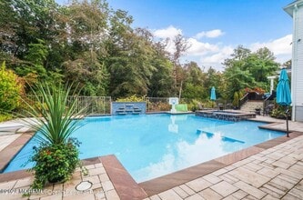 29 Northwoods Rd in Ocean Township, NJ - Foto de edificio - Building Photo