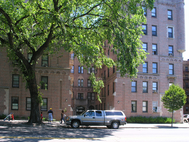 2144 Bronx Park E in Bronx, NY - Foto de edificio - Building Photo