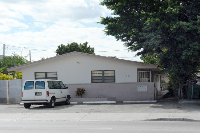 624 W 29th St in Hialeah, FL - Foto de edificio - Building Photo