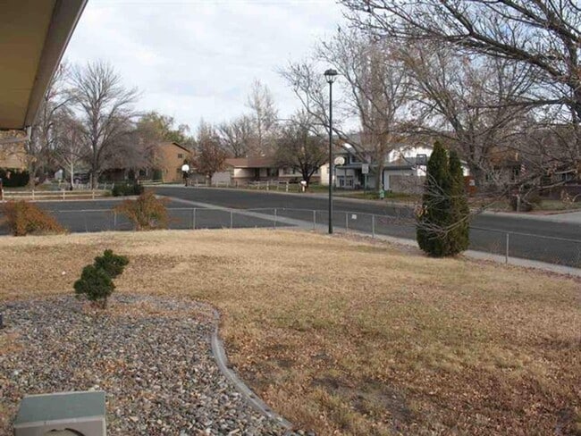 property at 601 W Indian Creek Dr